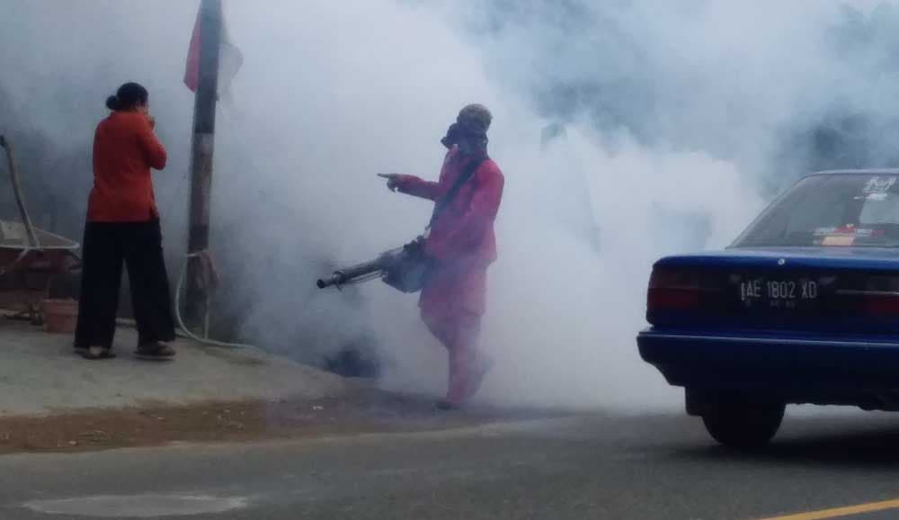 Kegiatan pengasapan atau fogging untuk menekan angka DBD. (Foto: Ilustrasi)