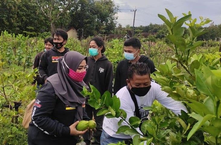 Karta Heppiii Community yang diwakili Kartadjiman dan Karta Pemuda Pemudi Dusun Ngubalan mengenalkan potensi desa kepada perwakilan komunitas motor se-Karesidenan Madiun, akhir Maret lalu