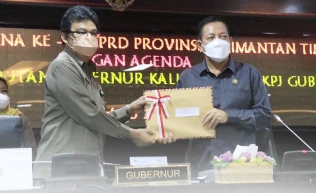 Sekretaris Provinsi Kaltim, Sa'bani menerima rekomendasi LKPJ Gubernur dari Ketua DPRD Kaltim, Makmur