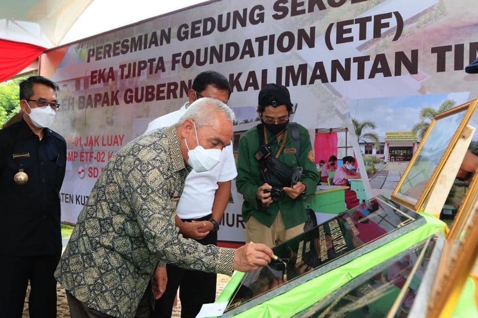 Gubernur Kaltim meresmikan tiga gedung sekolah di Muara Wahau, Kutim pada Jumat (25/6/2021)