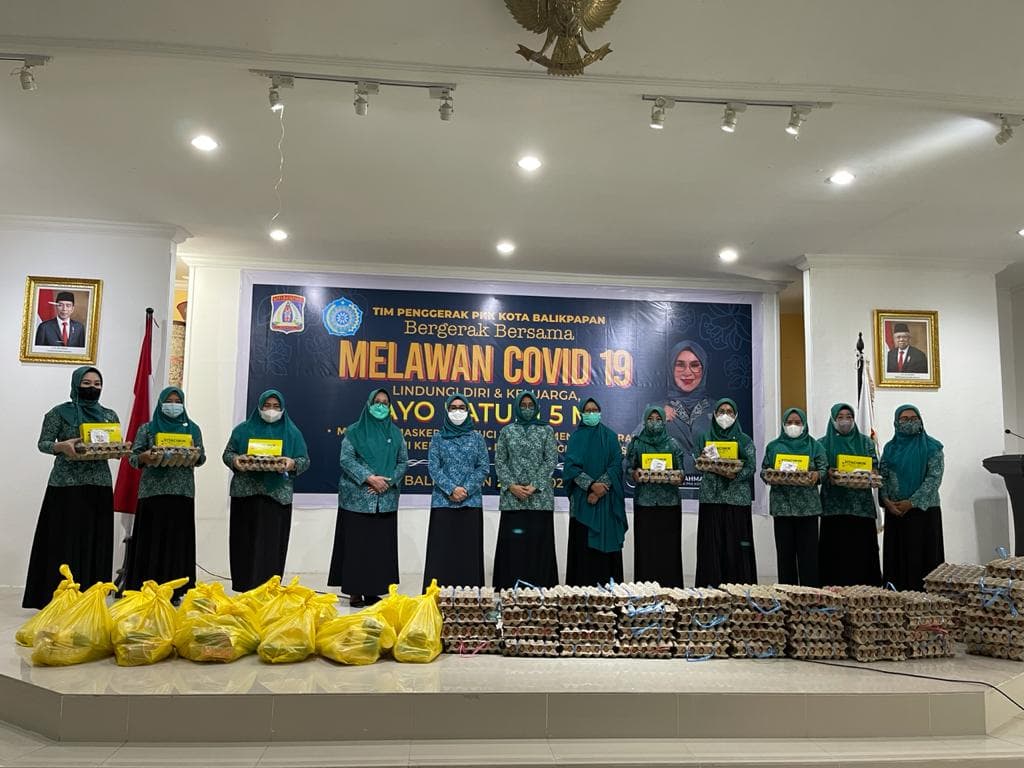 Ketua Tim Penggerak PKK Balikpapan, Nurlena Mas'ud memberikan bantuan kepada warga terpapar yang melaksanakan isoman di rumah diwakilkan kader PKK Kelurahan pada Jumat (25/6/2021)