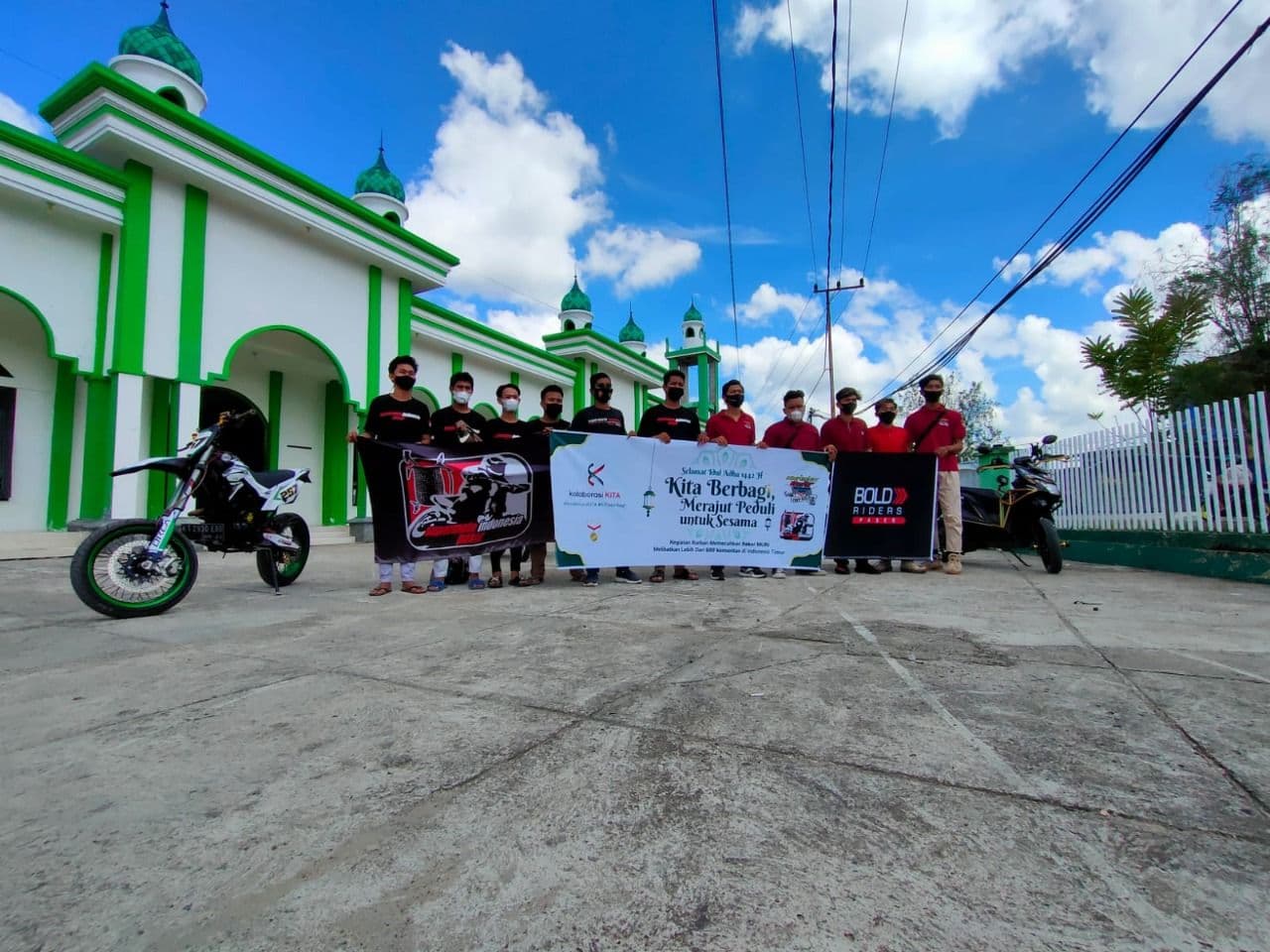 Komunitas Bold Riders Tanah Grogot tahun ini bisa merayakan Iduladha 1442 H dengan memotong dan membagikan hewan kurban serta ikut berpartisipasi dalam memecahkan rekor MURI.