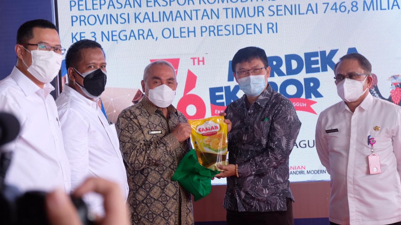 Gubernur Kaltim Isran Noor dalam Pelepasan Ekspor Komoditas Pertanian Provinsi Kaltim senilai Rp746,8 miliar ke tiga negara oleh Presiden RI Joko Widodo dalam rangka 76 Tahun Merdeka Ekspor 