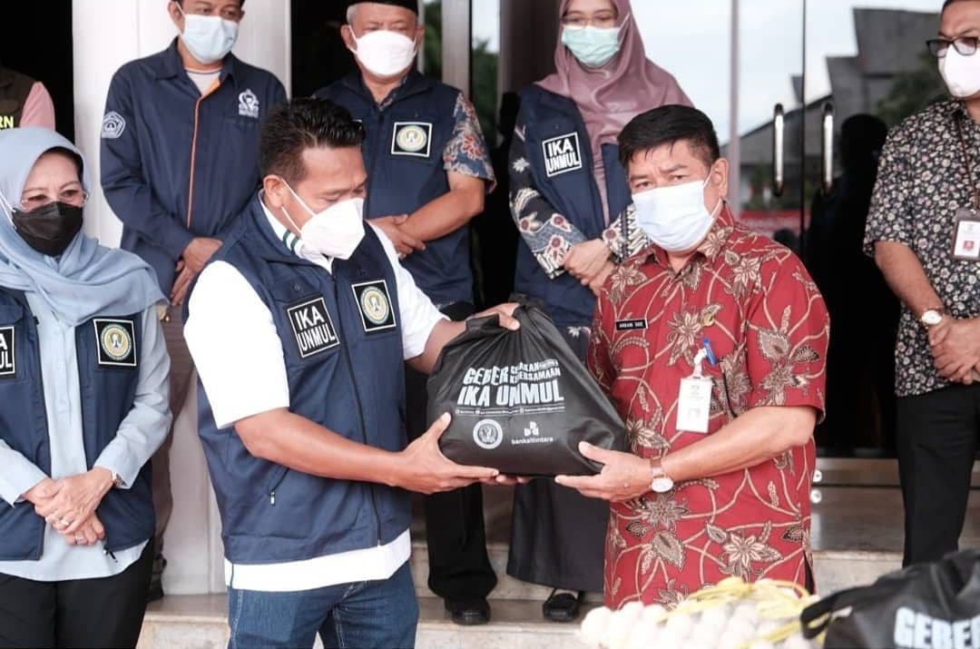 IKA Unmul Salurkan Bantuan Paket Sembako ke Balikpapan