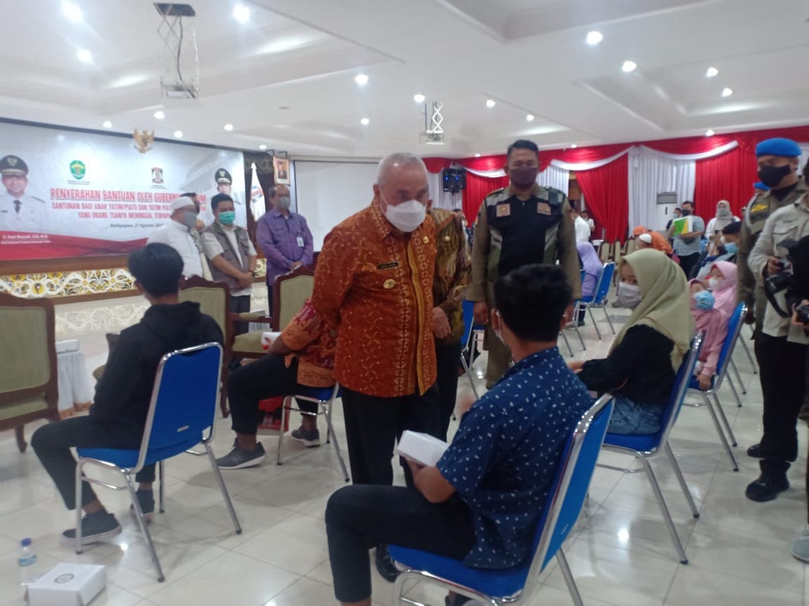 Gubernur Kaltim Isran Noor asaat menyerahkan santunan anak anak korban covid di Balikpapan, belum lama ini 