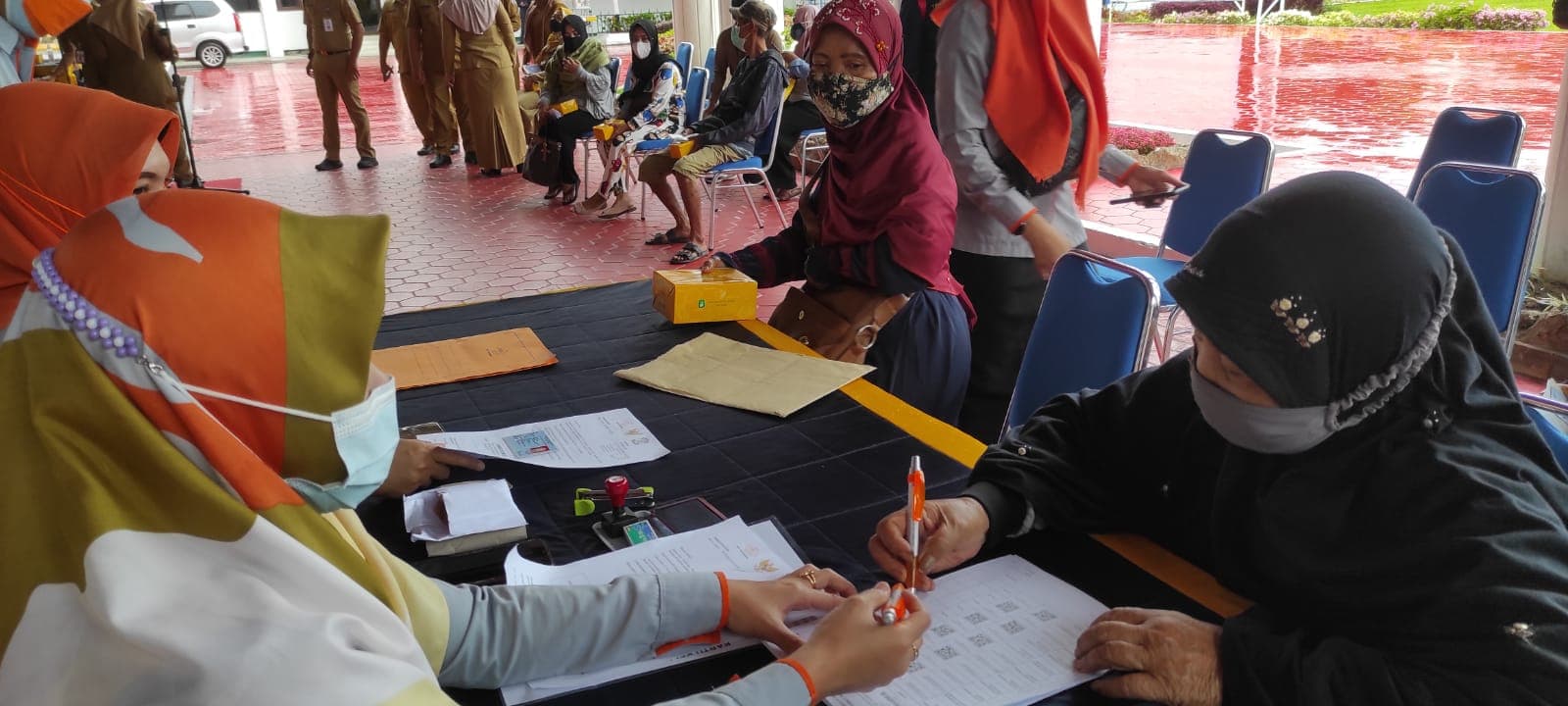 Penyaluran BST Tahap kedua di halaman Kantor Wali Kota Balikpapan, Senin (4/10/2021)