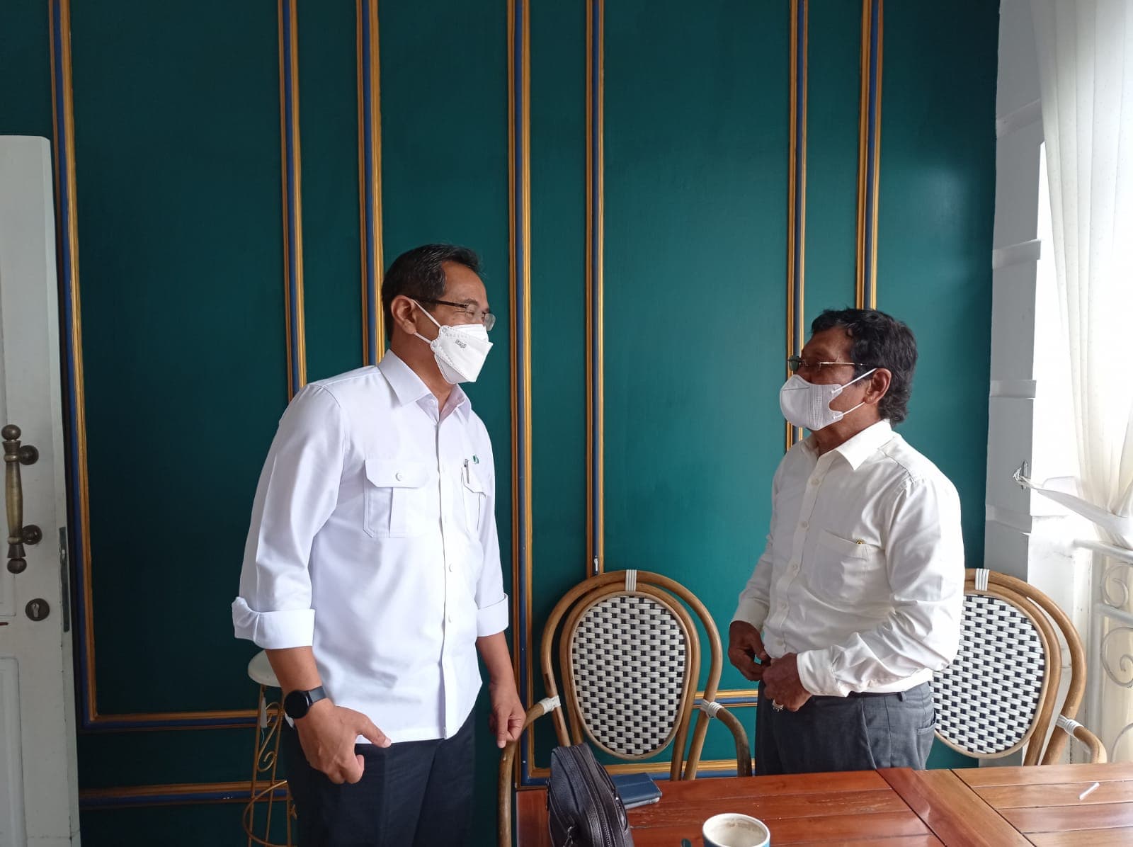 Ketua DPP APINDO Kaltim, Slamet Brotosiswoyo bersama anggota Dewas BPJS TK, dalam sebuah pertemuan belum lama ini.

