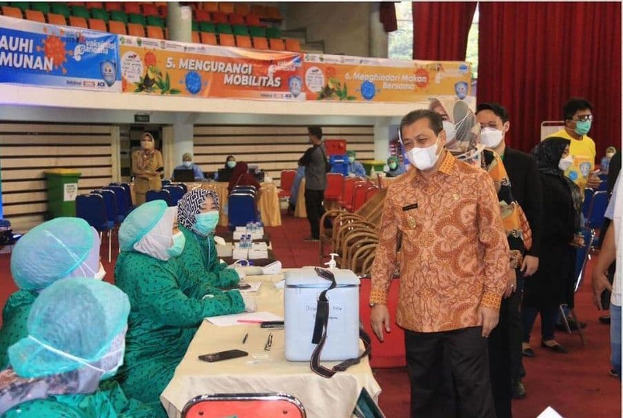 Wakil Gubernur Kaltim Hadi Mulyadi membuka Vaksinasi Ghanesa yang digagas Alumni Ikatan ITB, Senin (11/10/2021)