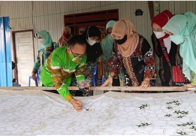 Ketua bersama Wakil Ketua Dekranasda Kaltim, Hj Norbaiti Isran Noor dan Hj Erni Makmur Hadi Mulyadi, saat mengunjungi dua pengrajin batik di Berau