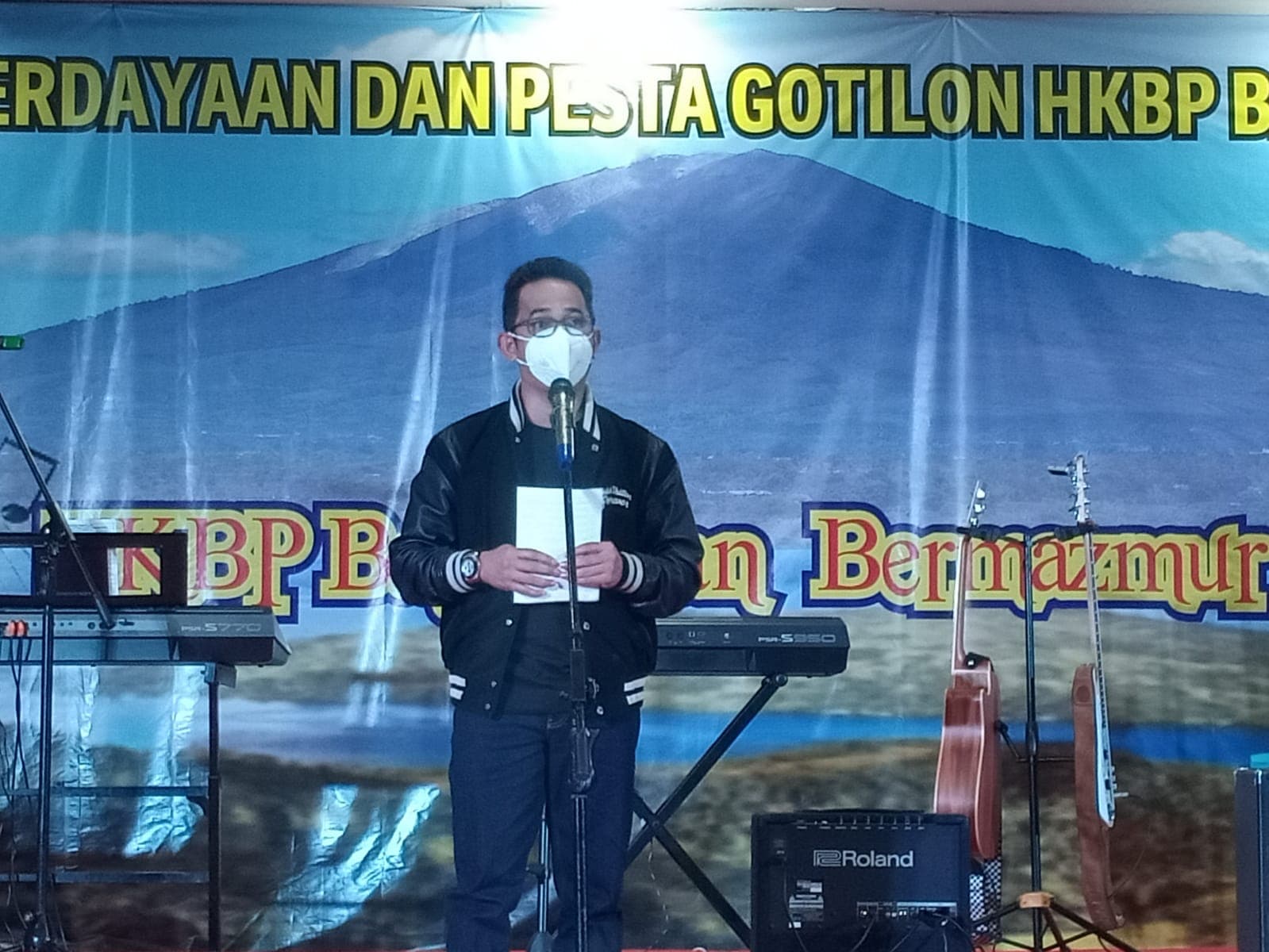 Wali Kota Balikpapan Rahmad Mas’ud saat menghadiri Tahun Pemberdayaan dan Pesta Gotilon HKBP Balikpapan 2021 di Gereja HKBP, Jumat malam (12/11/2021)