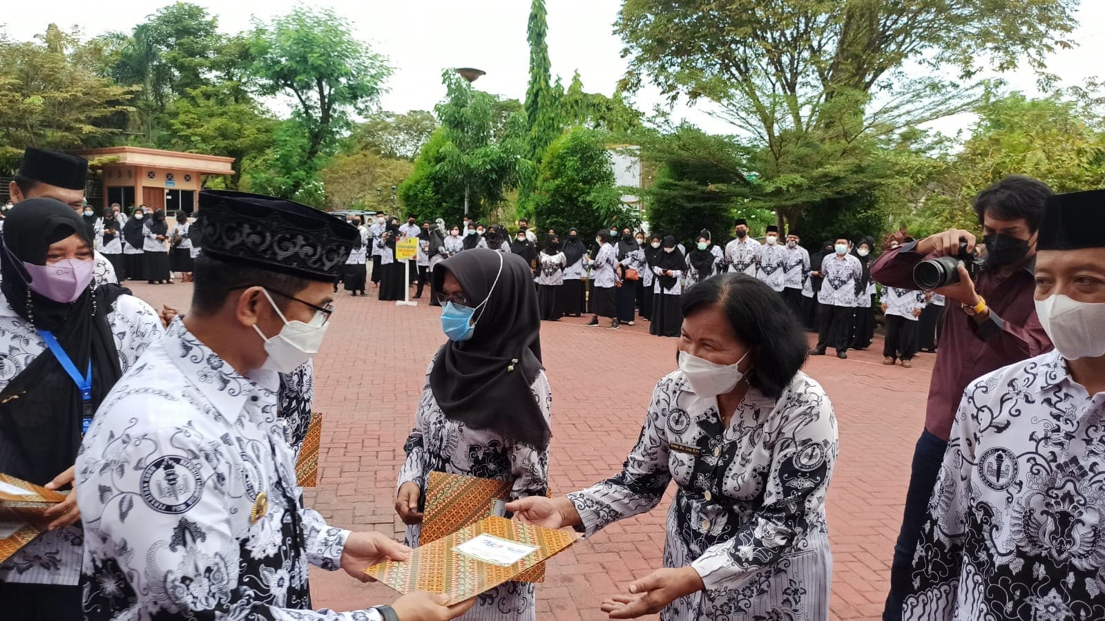 Penyerahan penghargaan guru berprestasi oleh Wali Kota Balikpapan Rahmad Mas'ud saat HUT Guru ke 76 di halaman kantor Disdikbud, Kamis (25/11/2021)