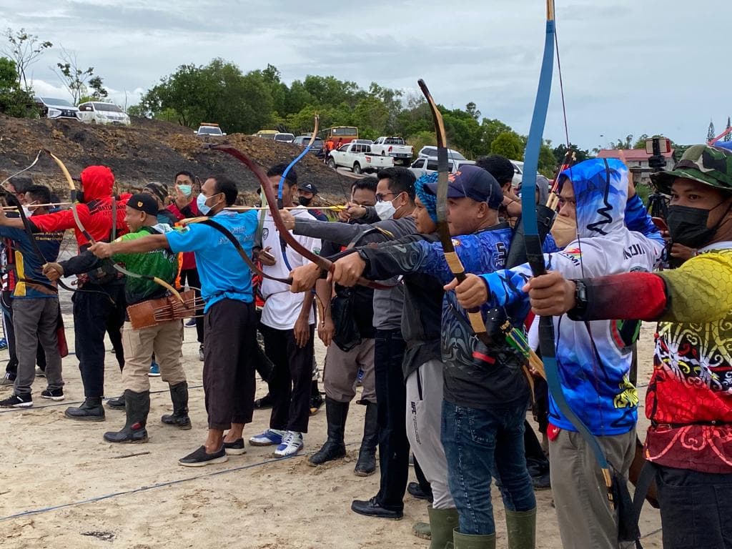 Wali Kota Balikpapan Rahmad Mas'ud membuka Kejuaraan panahan dan panahan berkuda (Horseback Archery) yang digelar di belakang Gedung Kesenian Balikpapan, Jalan Syarifuddin Yoes, Kelurahan Gunung Bahagia, Balikpapan Selatan, Minggu (28/11/2021)