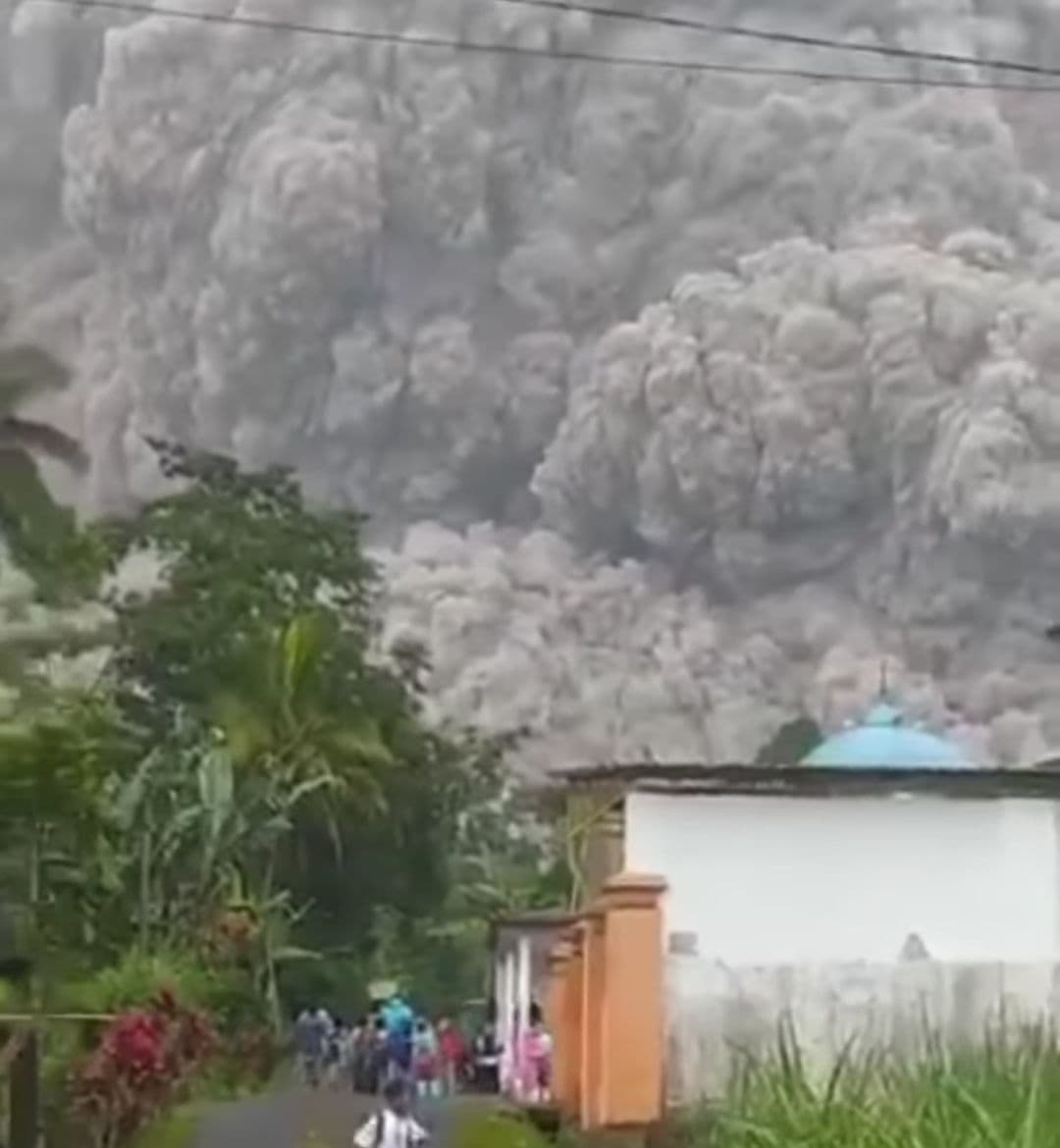 Gunung Semeru erupsi