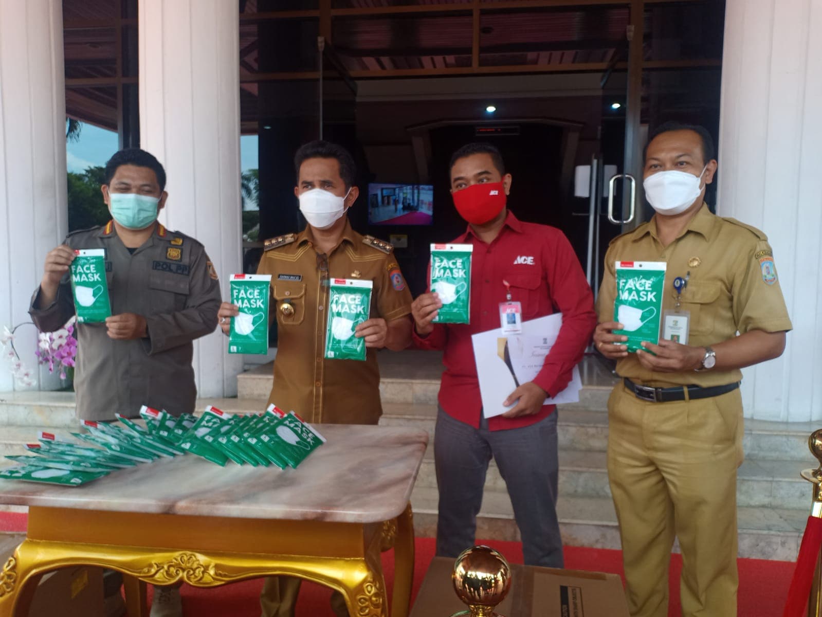 Wali Kota Balikpapan H Rahmad Mas'ud didampingi Kepala Satpol PP Balikpapan Zulkifli menerima bantuan masker dari Ace Hardware, Senin (13/12/2021)