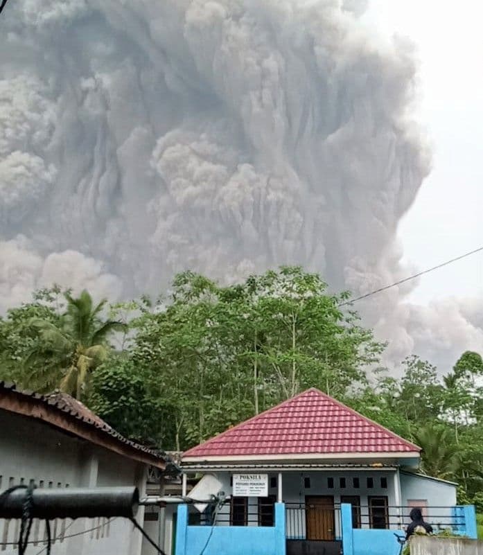 Awan panas guguran Gunung Semeru yang terjadi pada Desember 2021. 