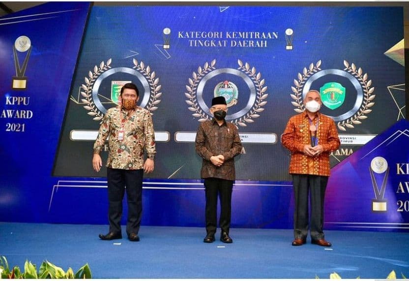 KPPU BERIKAN ANUGERAH KPPU AWARD ATAS KINERJA POSITIF 
PERSAINGAN USAHA DAN KEMITRAAN UMKM NASIONAL