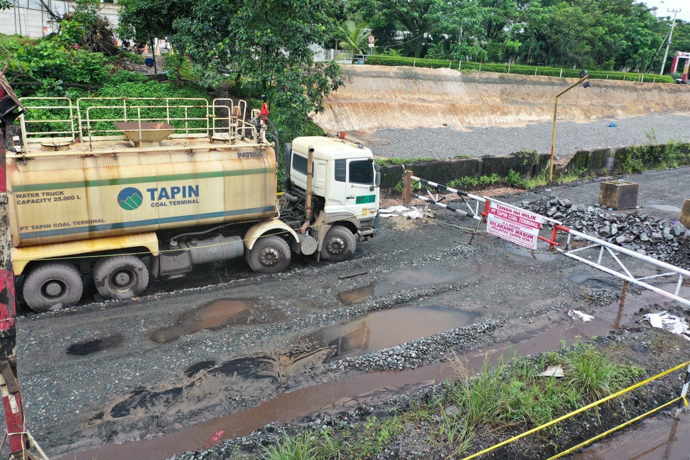 Sebuah truck tanki Blokade tersebut merupakan imbas dari sengketa tanah antara PT Antang Gunung Meratus (AGM) dan TCT yang kini sedang bergulir di Pengadilan Negeri (PN) Tapin