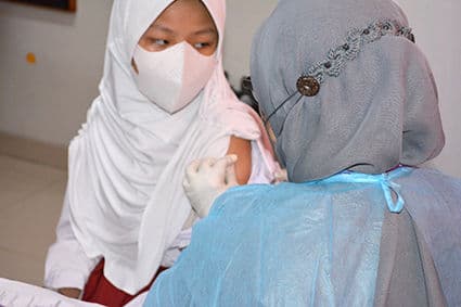Salah satu siswa SDN Cempaka Putih Timur 03 Jakarta Pusat sedang divaksin, Selasa (14/12/2021).