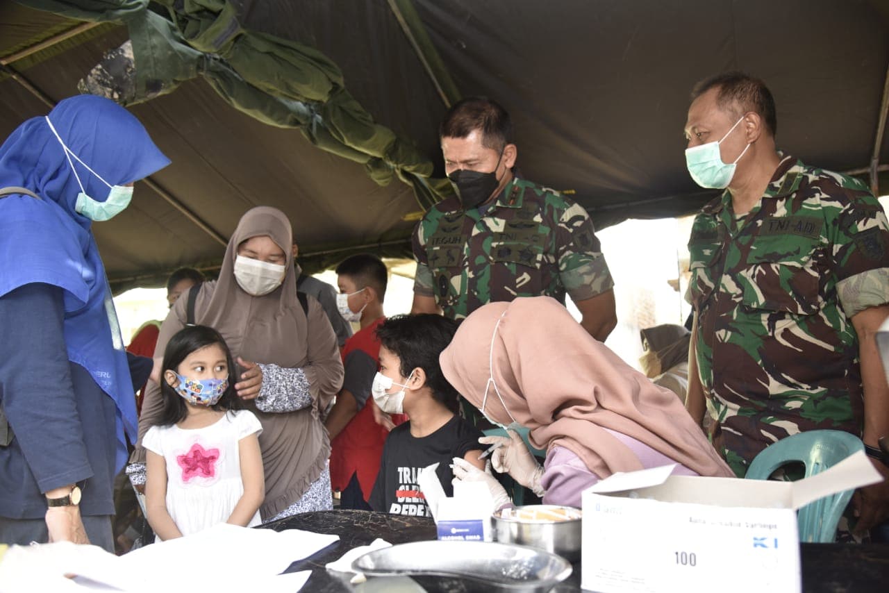 Pangdam VI/Mlw Mayjen TNI Teguh Pudjo Rumekso serta pejabat utama KodamVI/Mlw tinjau pelaksanaan vaksinasi di Transat km 8