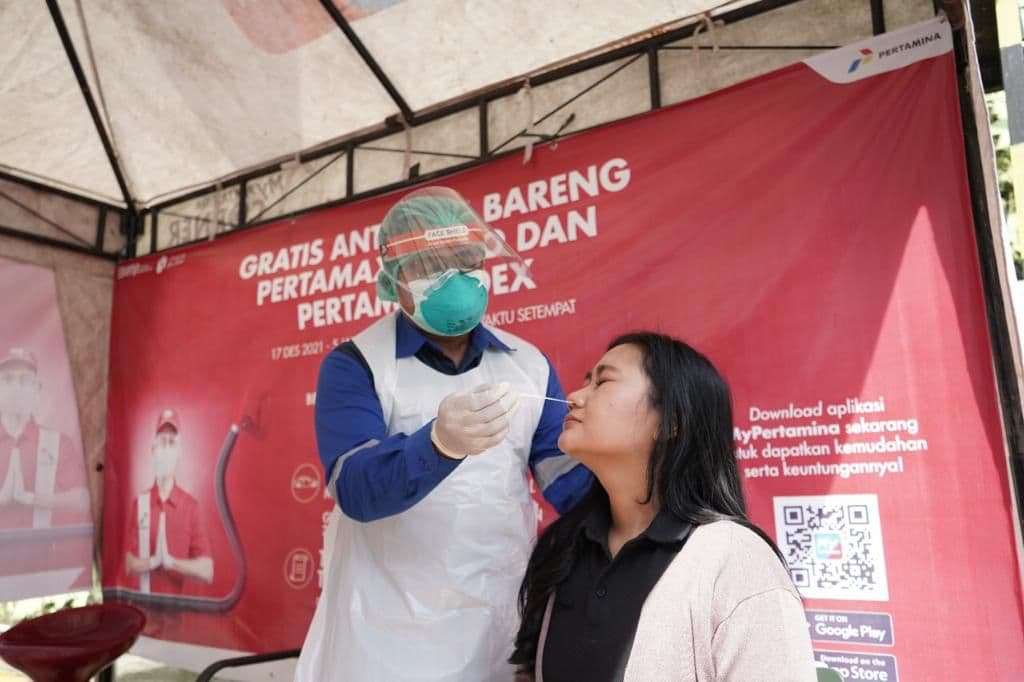 Pertamina Patra Niaga Regional Kalimantan memberikan promo beli BBM gratis tes antigen bagi pelanggan setia Pertamax Turbo dan Pertamina Dex di  SPBU COCO Sepinggan, Jalan Marsma R. Iswahyudi