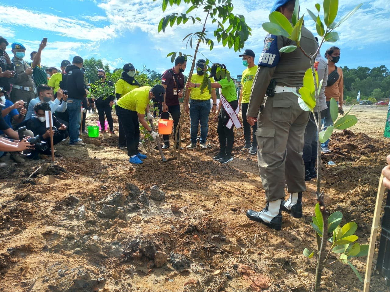 Wali Kota Balikpapan Rahmad Mas'ud ikut aksi tanam pohon di kawasan Gedung Kesenian Balikpapan, Jumat (24/12/2021) 