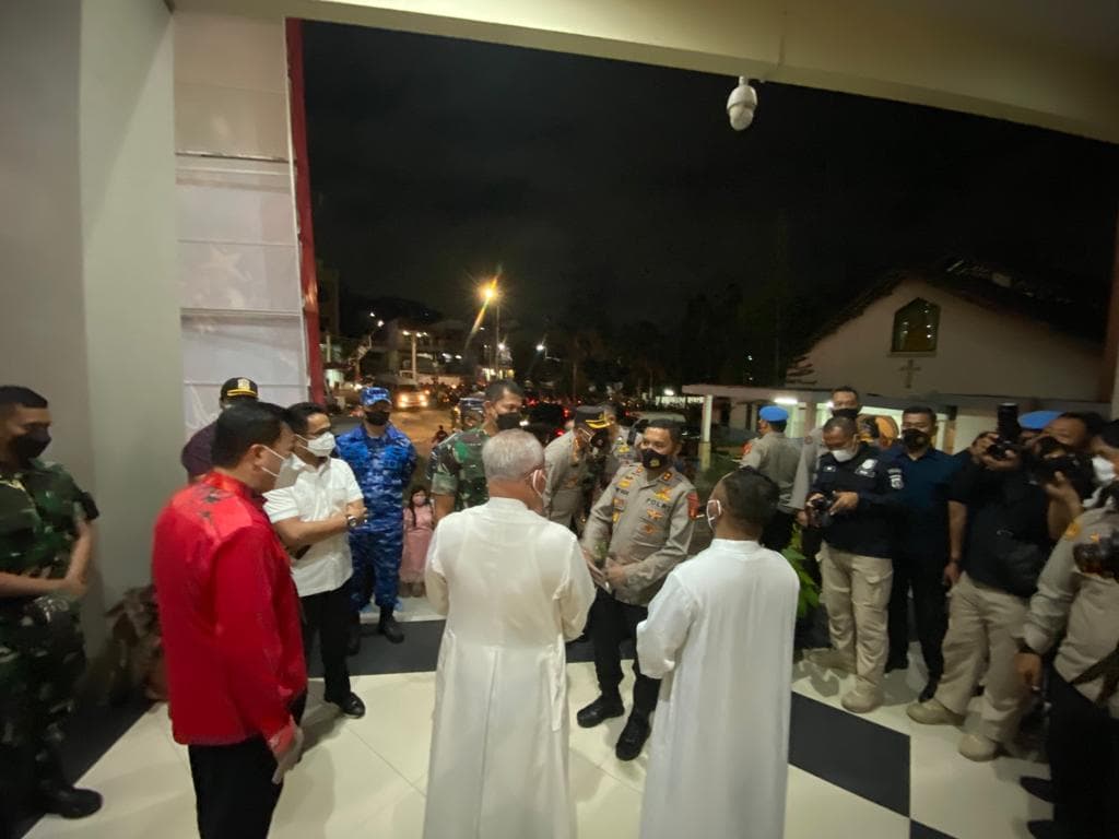 Kapolda Kaltim Irjen Pol Herry Rudolf Nahak, bersama dengan Wali Kota Balikpapan Rahmad Mas’ud, Ketua DPRD Abdulloh dan unsur Forkopimda melakukan monitoring ke sejumlah gereja yang ada di Kota Balikpapan, Jumat malam (24/12/2021)