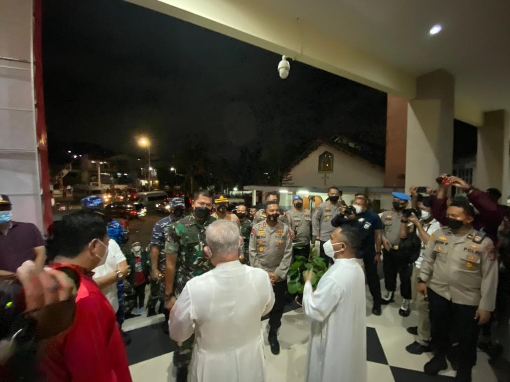 Pangdam VI/ Mlw, Mayjen TNI Teguh Rumekso, Kapolda Kaltim Herry Rudolf Nahak dan Wali Kota Balikpapan Rahmad Mas'ud saat memantau pelaksanaan Ibadah Misa Natal di Gereja Santa Theresia