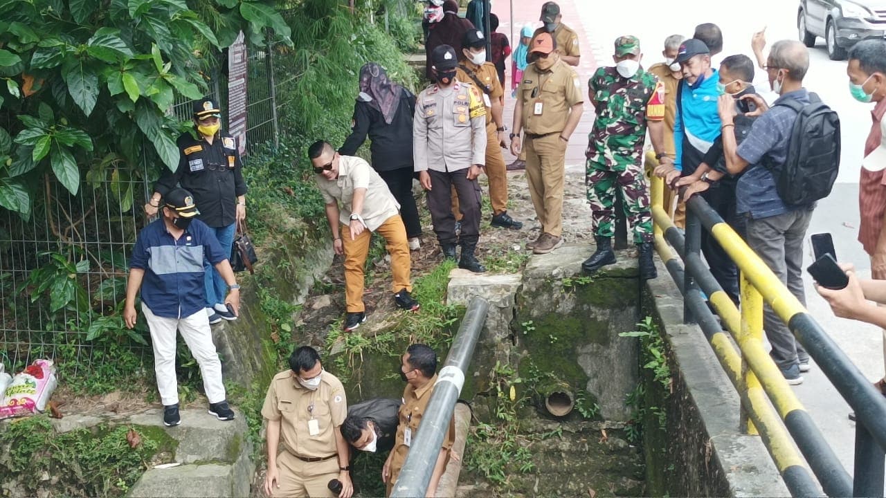 Komisi III DPRD Balikpapan saat sidak di sepanjang Jalan Klamono Kecamatan Balikpapan Utara, Selasa (28/12/2021)