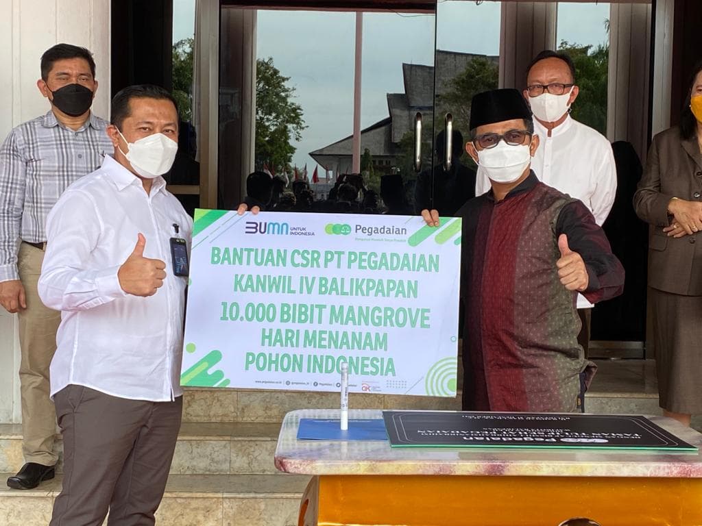 Pegadaian Kalimantan Serahkan Bantuan CSR