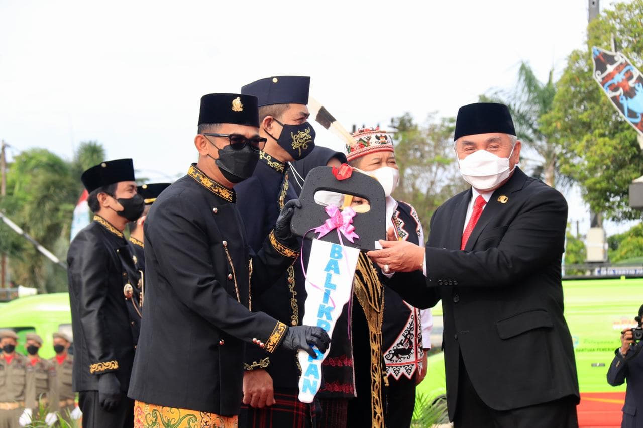 Gubernur Kaltim Isran Noor menyerahkan mobil keliling secara simbolis kepada Wali Kota Balikpapan Rahmad Mas'ud di Momentum HUT ke 65 Kaltim, Senin (10/1/2022) 