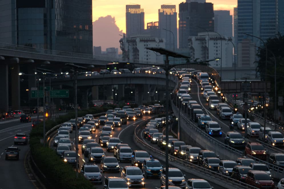 Kepadatan lalu lintas tampak di ruas jalan Gatot Subroto dan Tol dalam Kota menuju Cawang, Jakarta, Rabu 3 Juni 2020. Kemacetan kembali tampak di Ibu Kota menjelang berakhirnya masa PSBB dan kembalinya karyawan yang bekerja dari kantor atau Work from Office