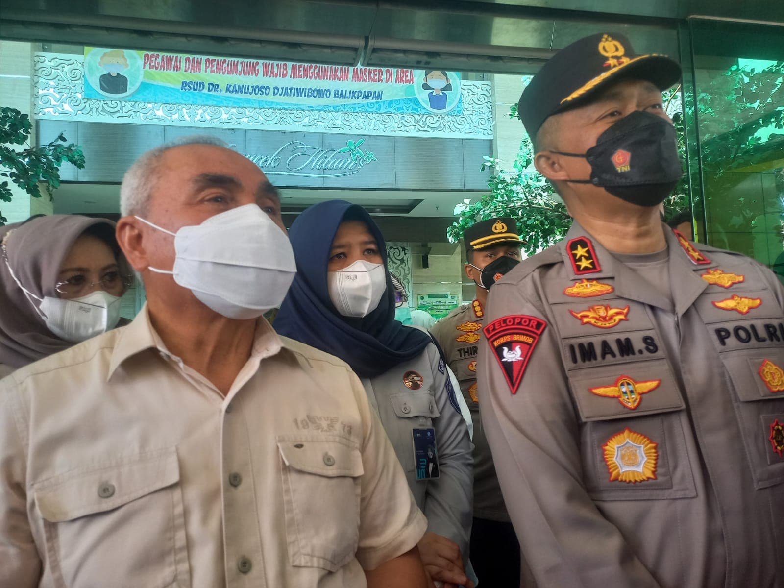 Kapolda Kaltim Irjen Pol Imam Sugianto ikut mendampingi Gubernur Isran membesuk korban kecelakaan simpang Muara Rapak di RSUD Kanudjoso, Sabtu (22/1/2022)