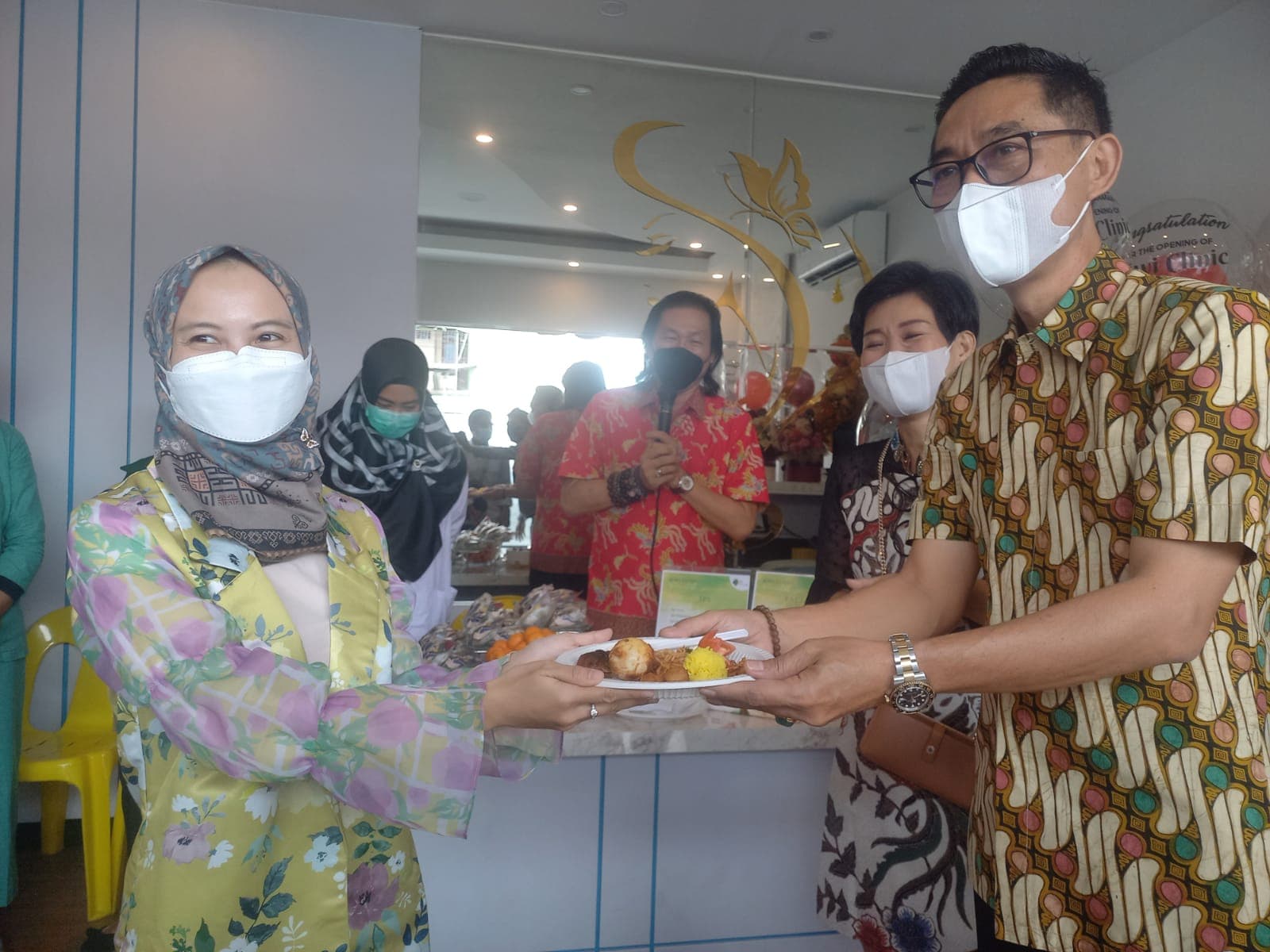 Soft opening Kiwi Clinic Balikpapan dilaksanakan secara sederhana ditandai dengan syukuran dan pemotongan tumpeng oleh Owner Kiwi Clinic Balikpapan Tonny Chan disaksikan seluruh manajemen Kiwi Clinic, Sabtu (22/1/2022)