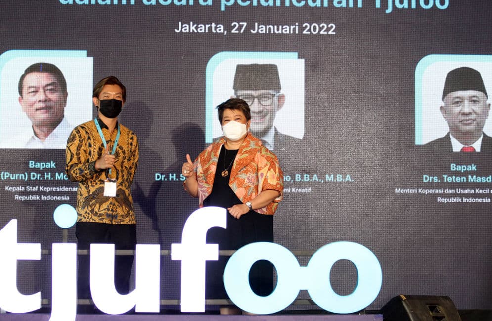 Co-Founder and CEO Tjufoo TJ Tham bersama Direktur Utama Sarinah Fetty Kwartati saat acara peluncuran Perusahaan rintisan brand aggregator Tjufoo sekaligus penandatanganan kerjasama dimana Tjufoo berpartisipasi dalm pengembangan ekosistem digital UMKM Sarinah.Kamis 27 Januari 2022