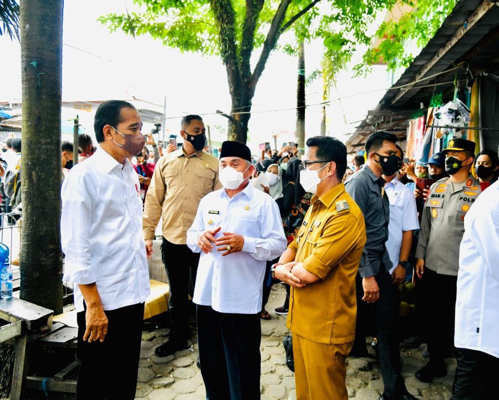 Presiden Jokowi saat menyerahkan bantuan ke Pasar Sepinggan Balikpapan pada 31 Januari 2022 didampingi Gubernur Isran Noor dan Wali Kota Balikpapan Rahmad Mas'ud