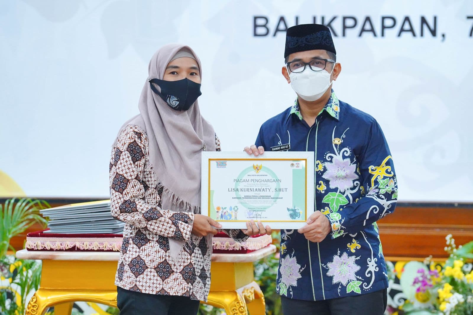 Empat orang mitra binaan CSR PT Pertamina Patra Niaga Regional Kalimantan melalui Depot Pengisian Pesawat Udara (DPPU) Sepinggan berhasil mendapatkan penghargaan masyarakat peduli lingkungan dari pemerintah Kota Balikpapan, Senin (8/2/2022)