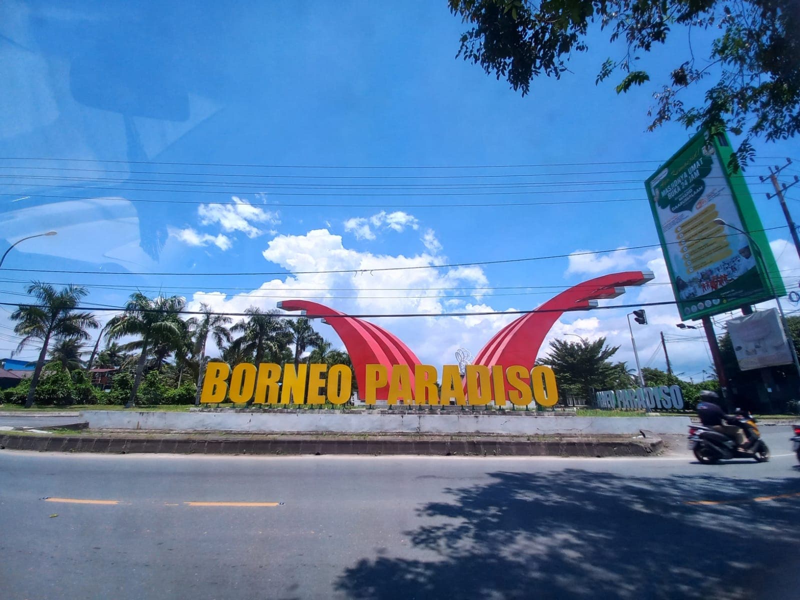 Gerbang perumahan Borneo Paradiso yang dikembangkan oleh PT Cowel Development Tbk. 