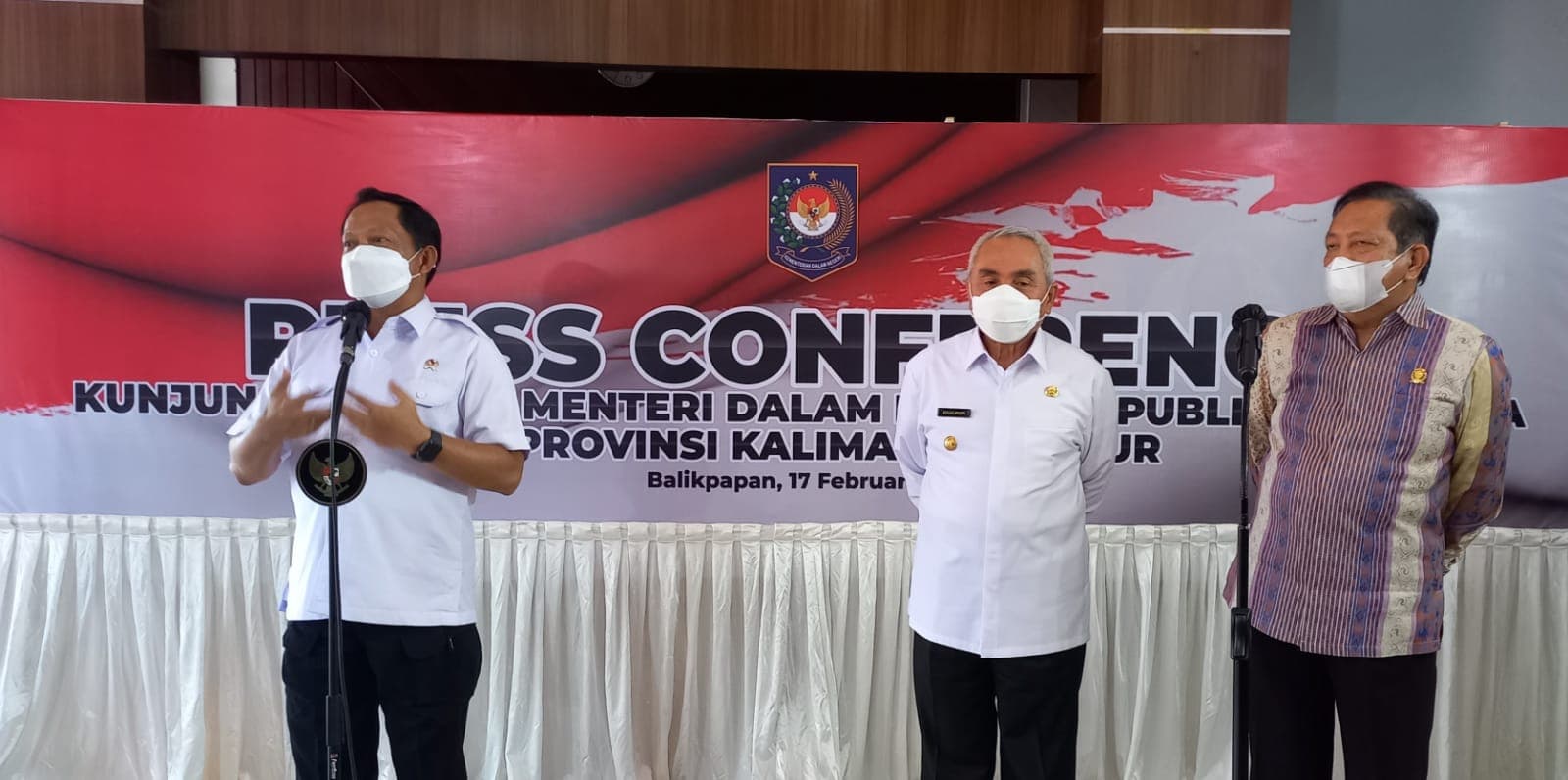 Mendagri Tito Karnavian didampingi Gubernur Kaltim Isran Noor dan Ketua DPRD Kaltim saat konferensi pers, Kamis (17/2/2022)