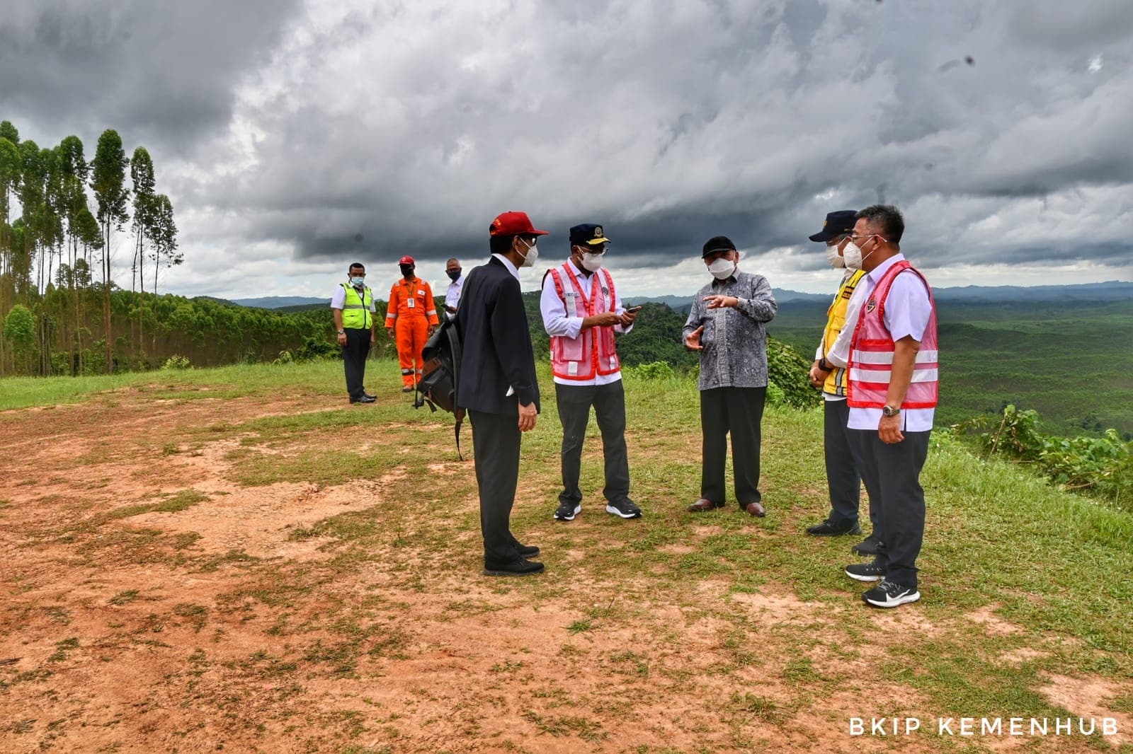 Gubernur Isran Noor dalam konferensi pers yang dihelat di Gedung VIP Room Bandara Sultan Aji Muhammad Sulaiman Sepinggan Balikpapan usai mendampingi Menteri Perhubungan Budi Karya Sumadi meninjau lokasi IKN Nusantara, Senin siang (21/2/2022)