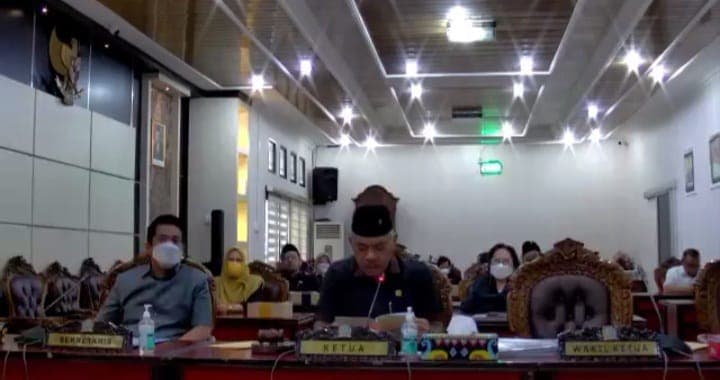 Wakil Ketua DPRD Balikpapan Budiono Pimpin Rapat Paripurna Pemandangan Fraksi DPRD terhadap Nota Penjelasan LKPJ TA 2021, pada Senin 18 April 2022 