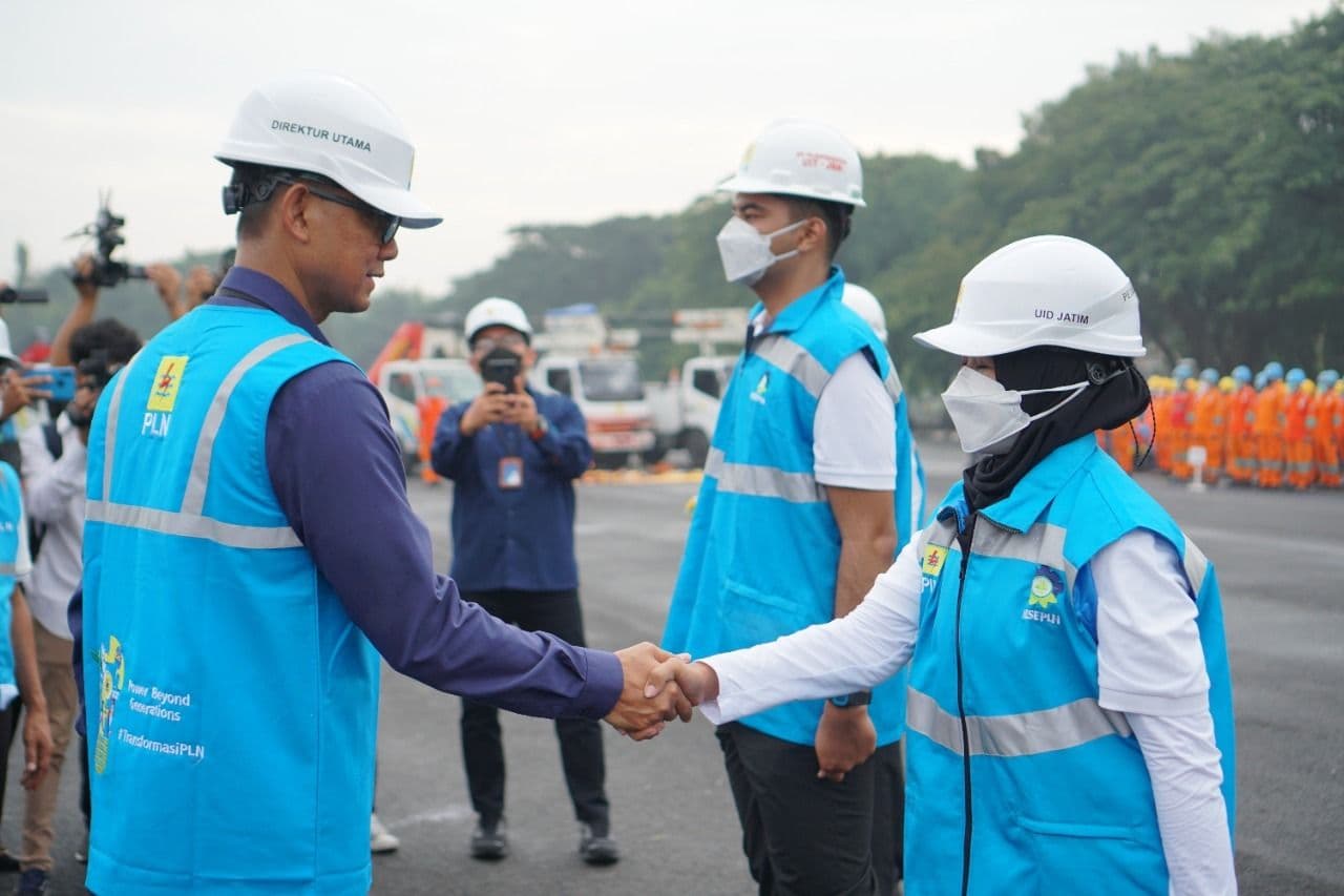 Direktur Utama PT PLN (Persero) Darmawan Prasodjo terjun langsung mengunjungi sejumlah unit PLN di beberapa kota untuk memimpin Apel Siaga Idul Fitri 