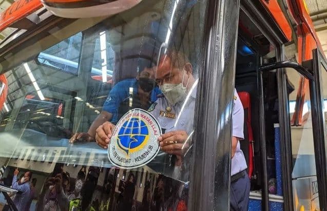 Petugas Dinas Perhubungan menempelkan stiker tanda armada telah dilakukan pengecekan. Pada Lebaran tahun ini, Dishub Kaltim menyebut 80 persen armada lebaran telah siap melayani masyarakat