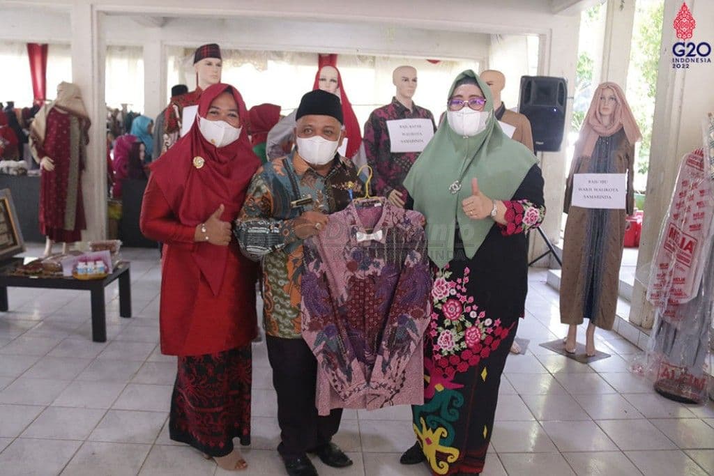 Sekdakot Samarinda, Sugeng Chairuddin memenangi lelang amal baju Wali Kota Samarinda, Andi Harun dalam kegiatan Bazar Ramdhan. 