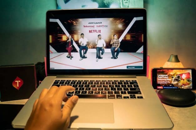 TelkomGroup melalui Telkomsel dan Indihome bekerja sama dengan Netflix untuk memudahkan pelanggan menikmati beragam konten serta tayangan favorit melalui berbagai perangkat seperti TV, laptop, smartphone, dan tablet. 