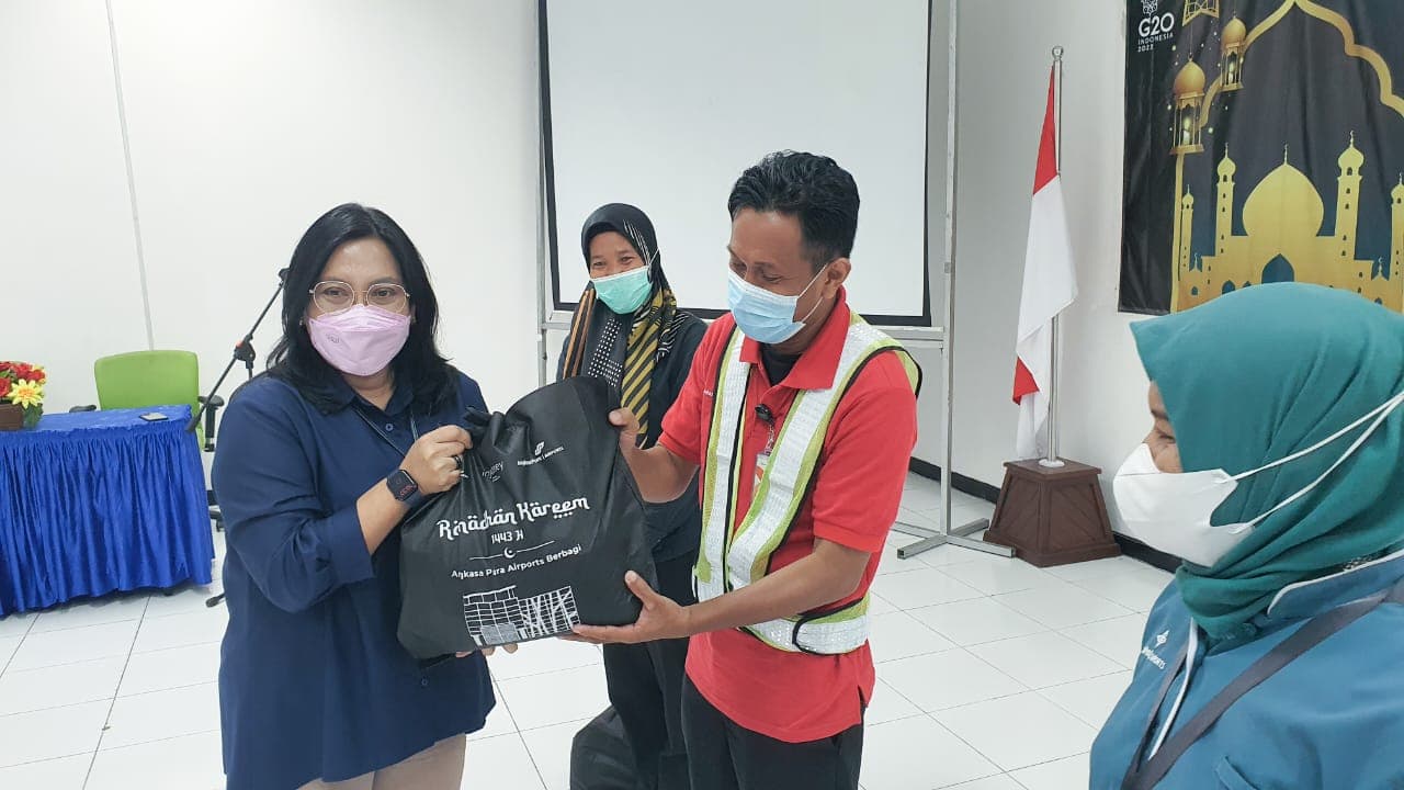 Bandara SAMS Sepinggan berbagi paket sembako