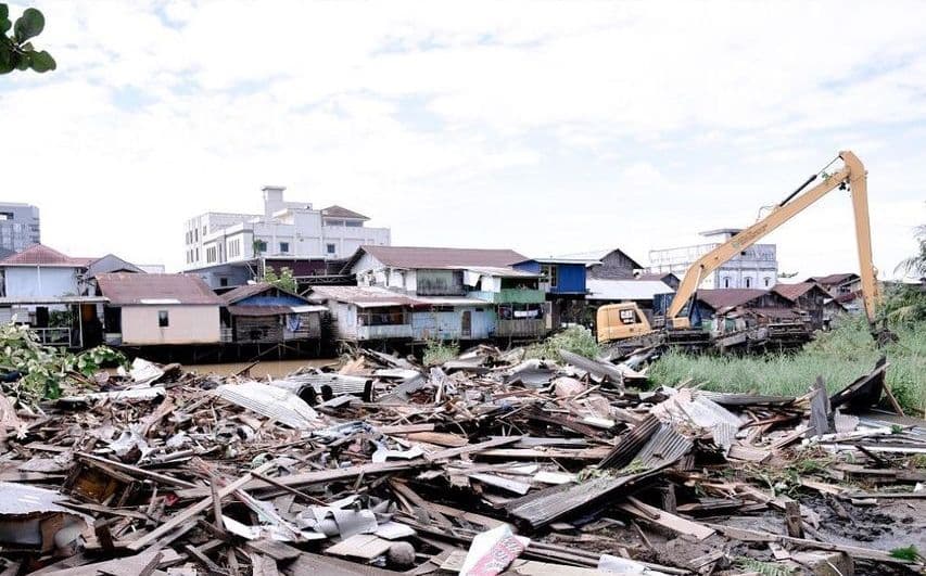 Pemkot Samarinda melakukan pembongkaran bangunan di bantaran Sungai Karang Mumus