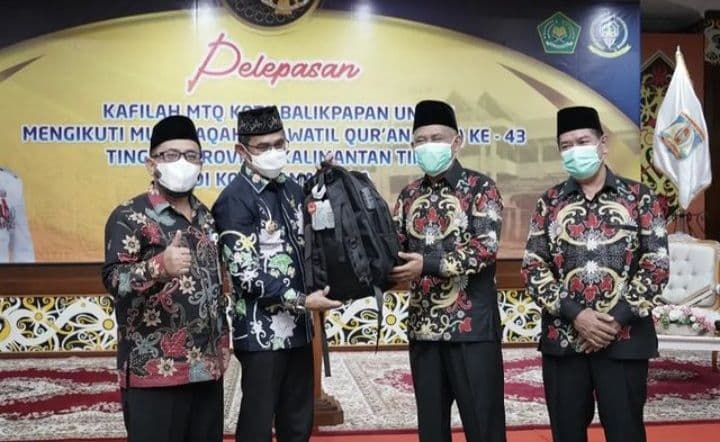 Wali Kota Balikpapan Rahmad Mas'ud berikan bekal kafilah MTQ Balikpapan dalam pelepasan ke tingkat provinsi