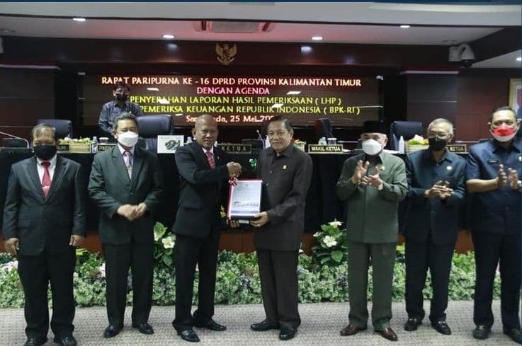 Anggota BPK Lius Lustrilanang menyerahkan opini WTP kepada Ketua DPRD Kaltim, Makmur. 