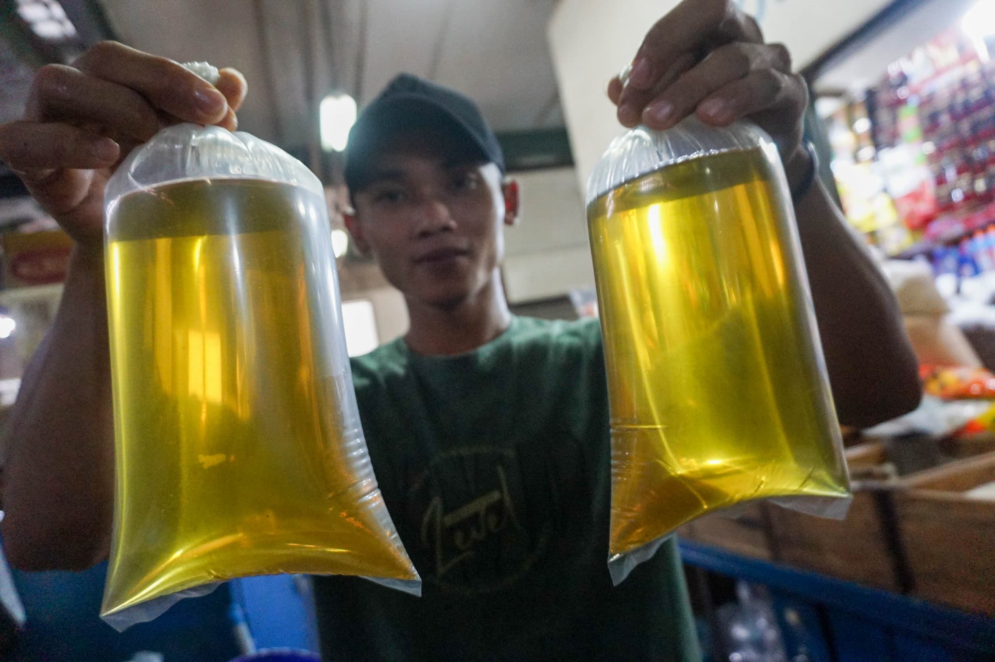 Pekerja mengemas minyak goreng curah di kios Pasar Senen, Jakarta. Foto: Ismail Pohan/TrenAsia