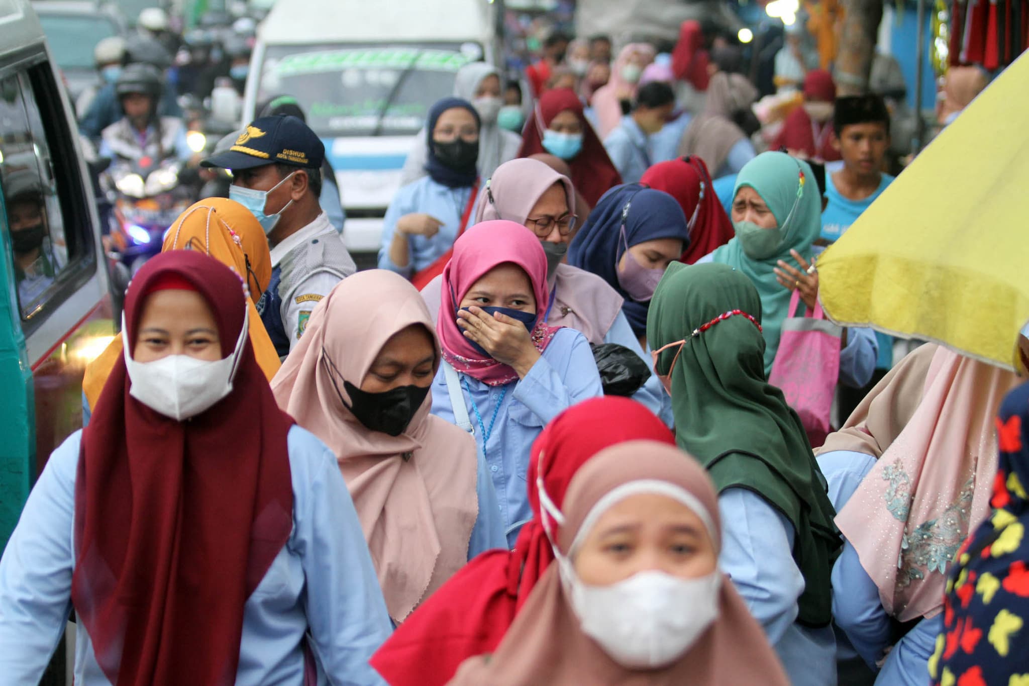 Puan Maharani ingatkan penyesuaian upah dengan kenaikan sembako. Ilustrasi karyawan pabrik.  Foto : Panji Asmoro/TrenAsia